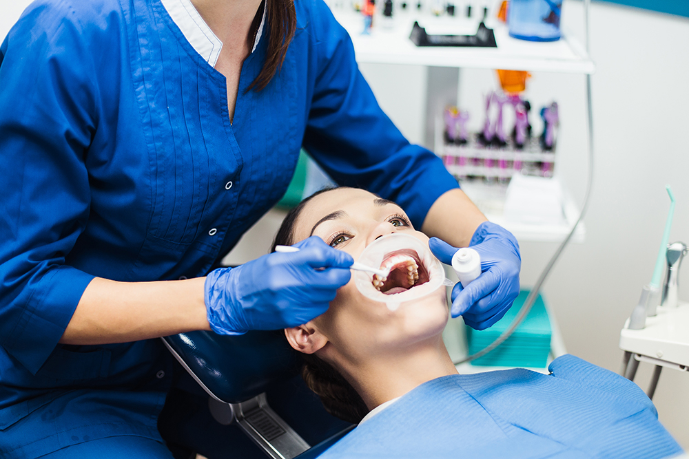 видео отбеливание зубов в стоматологии